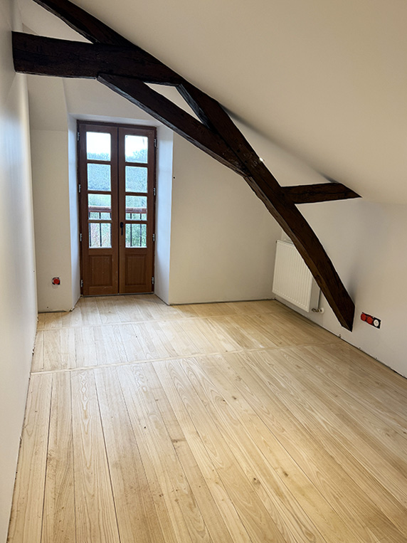 Murs, plafonds et sols entièrement rénovés pour cette belle maison à Brantôme.